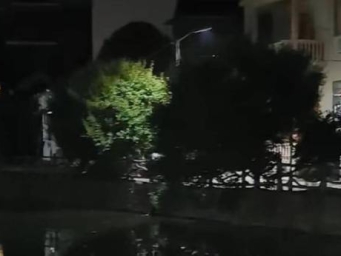 六旬老人掉入3米多深池塘 村民接力救援