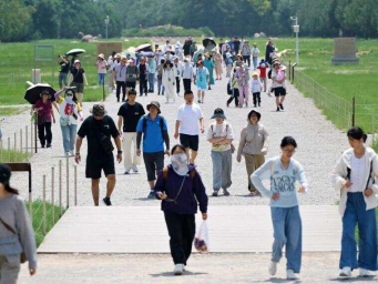 各地游客纷纷前来参观，感受新晋世界遗产的魅力。