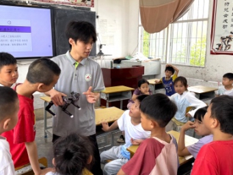 智能机器狗听懂人话，围观的孩子惊叹连连