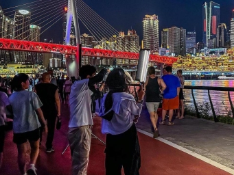 洪崖洞景区附近因揽客拍照引发纠纷，官方通报