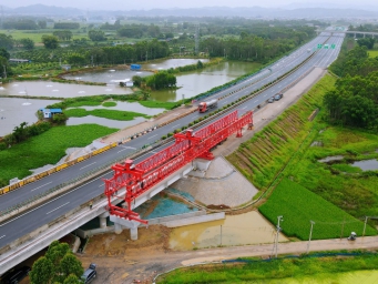 岑大公路荔玉路共线段扩容工程开始架梁