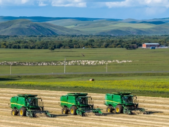 内蒙古额尔古纳：万亩麦田迎秋收
