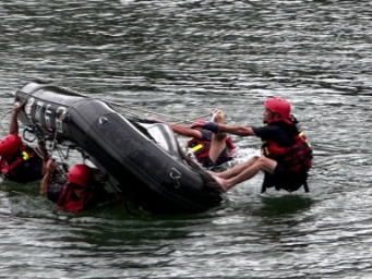 巴马开展水域综合应急救援演练